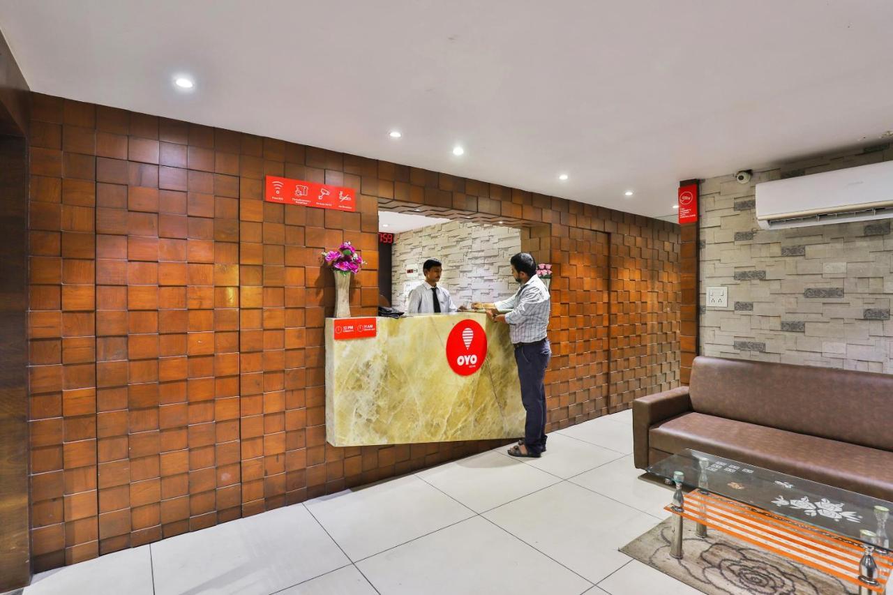 Oyo 1389 Hotel Relax Inn Surat Esterno foto