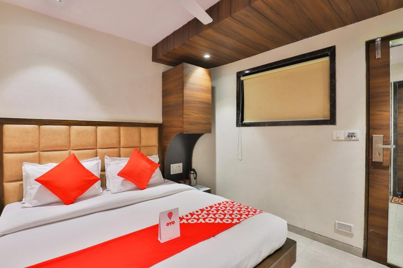 Oyo 1389 Hotel Relax Inn Surat Esterno foto