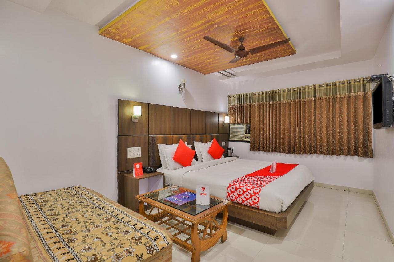 Oyo 1389 Hotel Relax Inn Surat Esterno foto