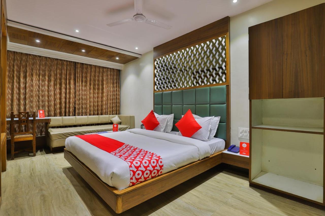 Oyo 1389 Hotel Relax Inn Surat Esterno foto