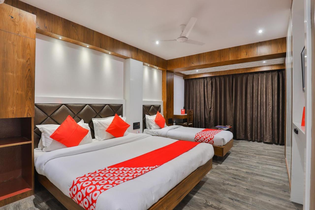 Oyo 1389 Hotel Relax Inn Surat Esterno foto