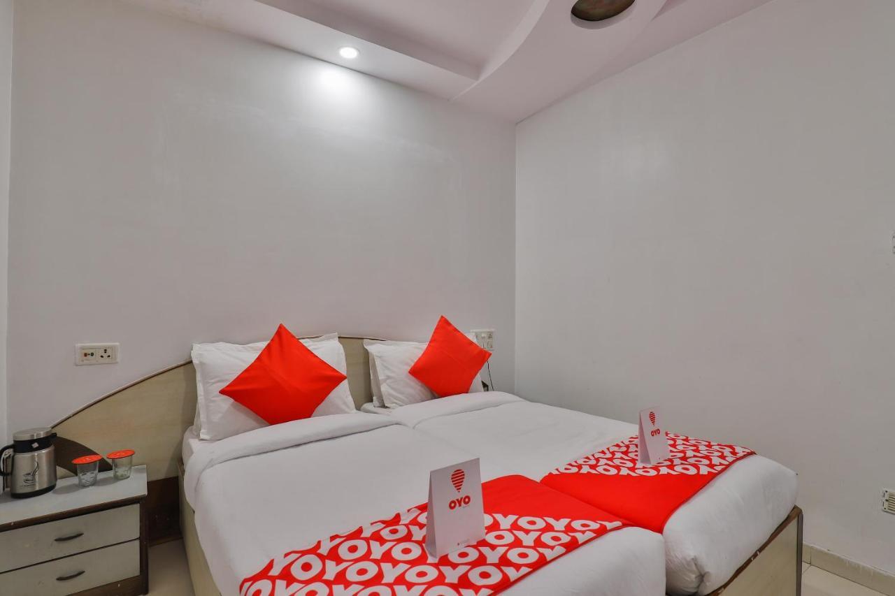 Oyo 1389 Hotel Relax Inn Surat Esterno foto