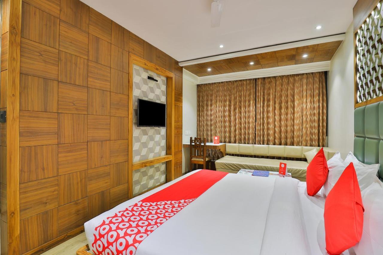 Oyo 1389 Hotel Relax Inn Surat Esterno foto