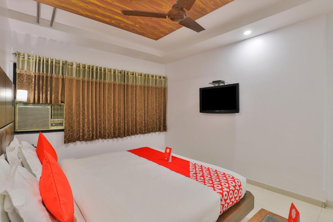 Oyo 1389 Hotel Relax Inn Surat Esterno foto