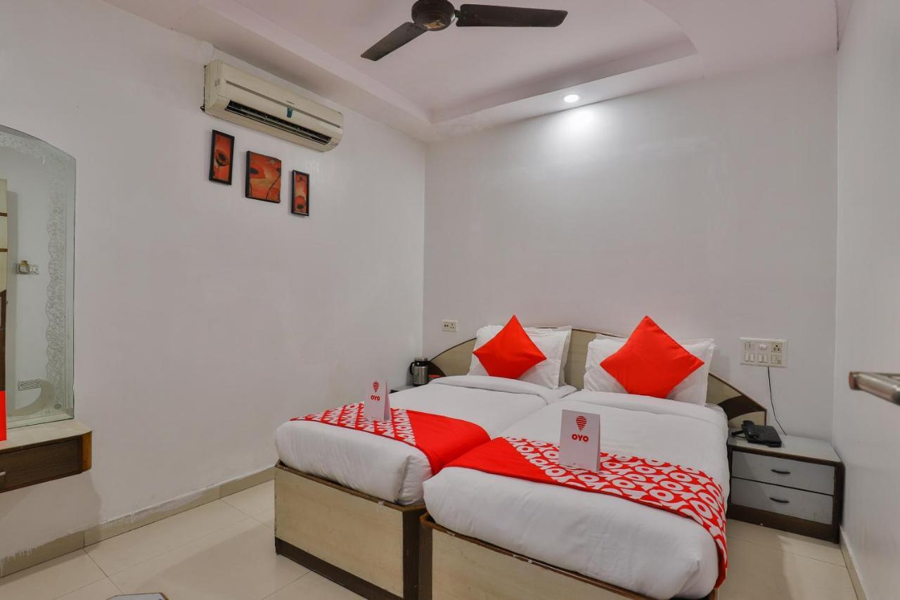 Oyo 1389 Hotel Relax Inn Surat Esterno foto