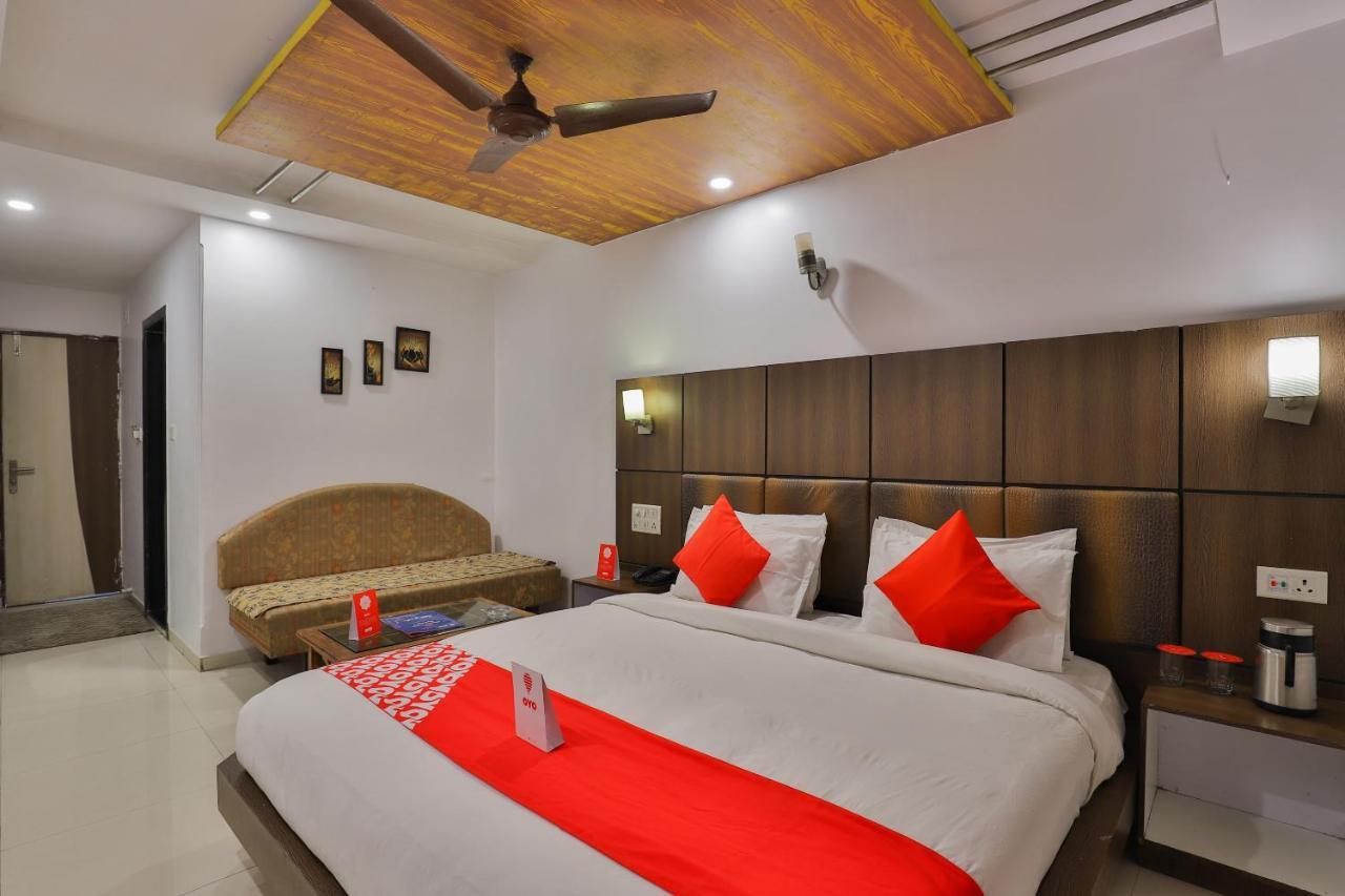 Oyo 1389 Hotel Relax Inn Surat Esterno foto